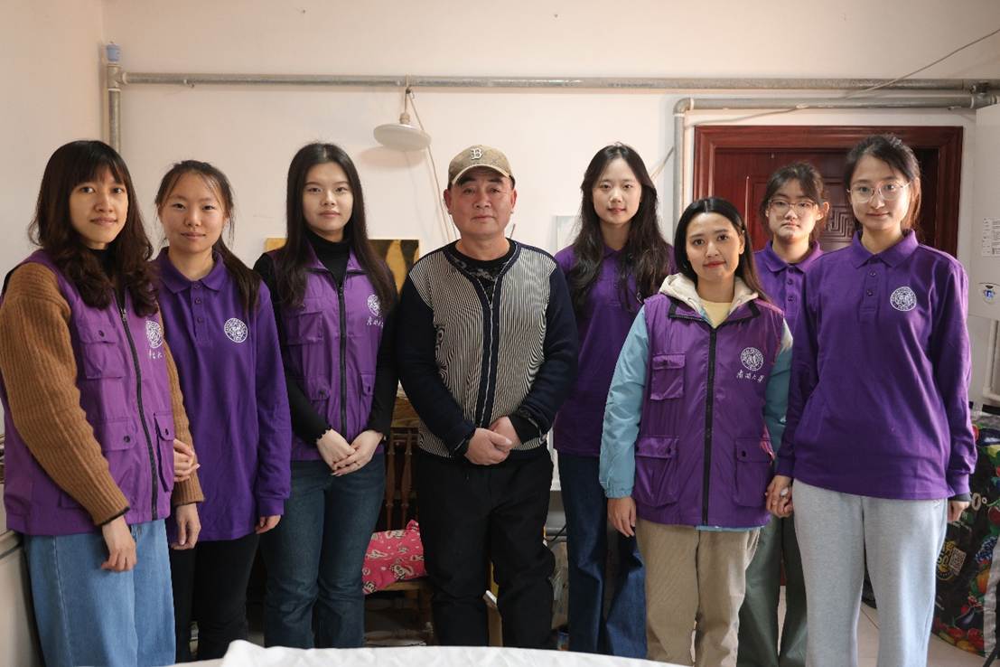 一群人站在一起合影 AI 生成的内容可能不正确。